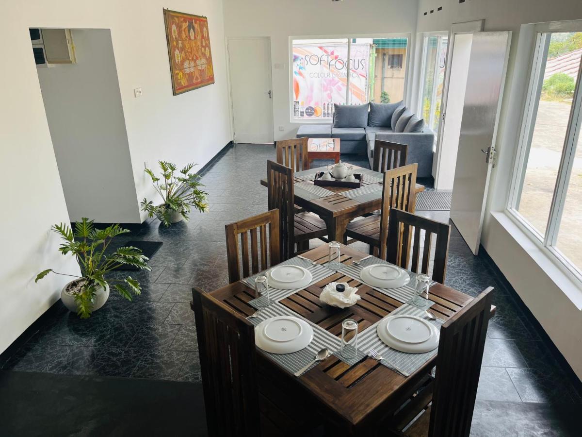 The Lake Round Guest House Kandy Exterior photo