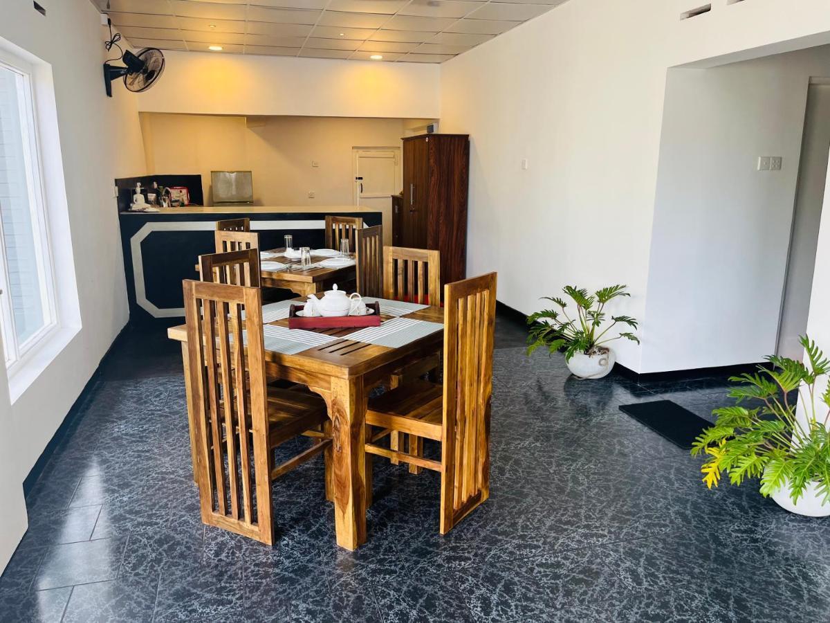 The Lake Round Guest House Kandy Exterior photo