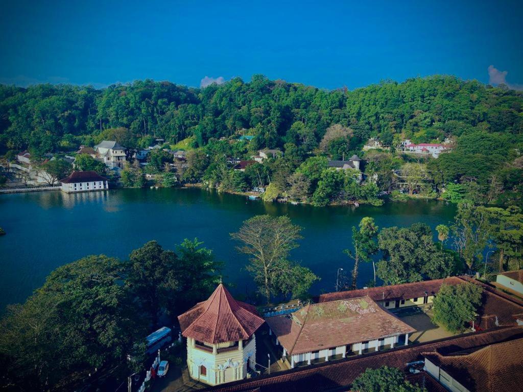 The Lake Round Guest House Kandy Exterior photo