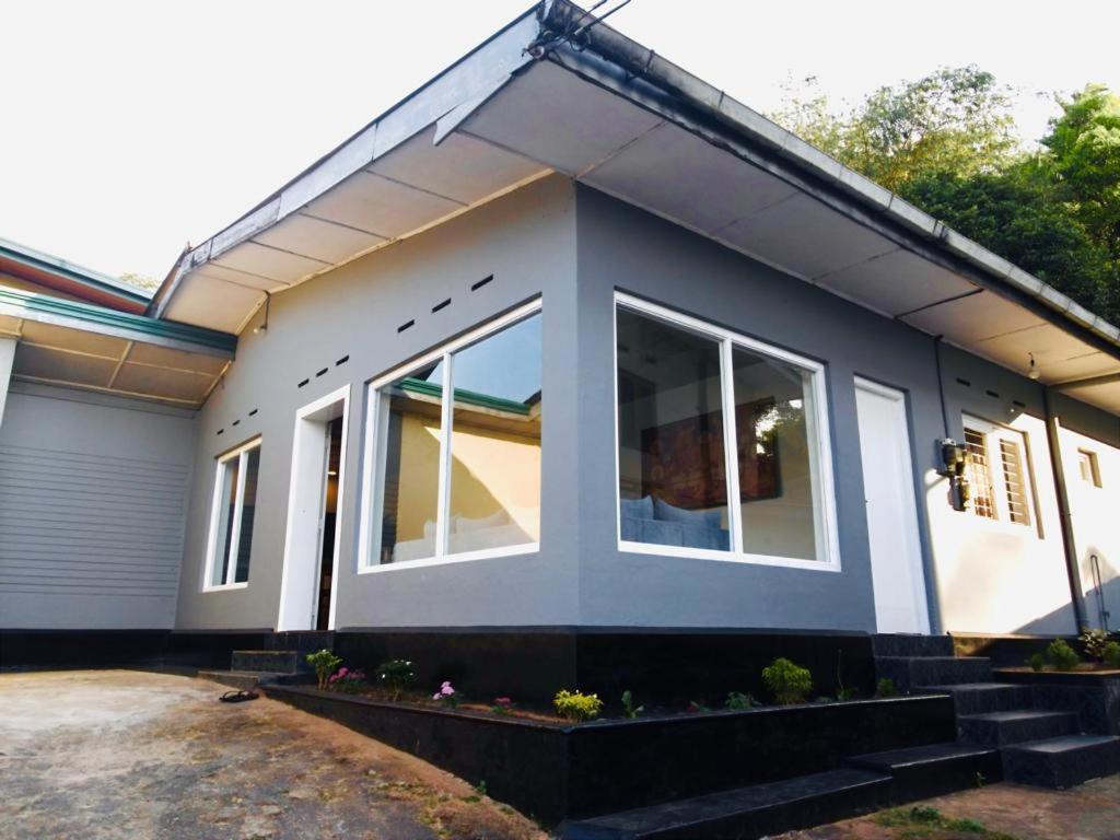 The Lake Round Guest House Kandy Exterior photo