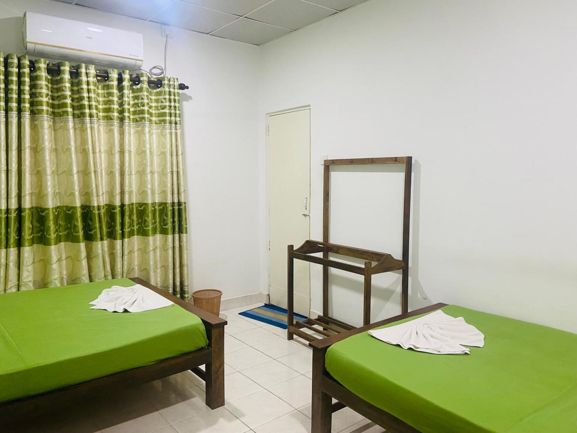 The Lake Round Guest House Kandy Exterior photo
